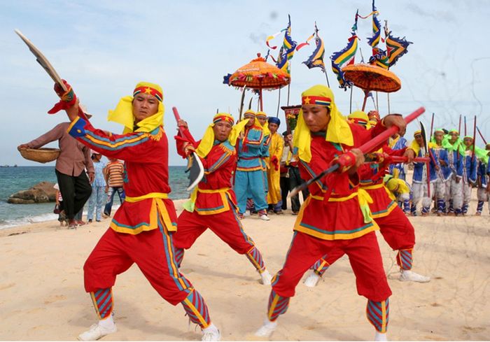 Lễ hội Đầm Ô Loan sôi động với cảnh đua thuyền sống động 4