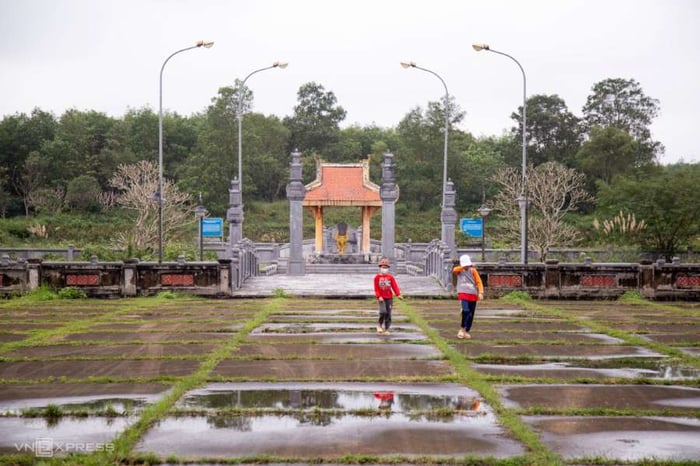 Lăng mộ Nguyễn Hữu Cảnh nằm trên một ngọn đồi cao, tạo ra không gian thoáng đãng và mát mẻ. Bạn có thể ngắm nhìn khung cảnh rộng lớn, thơ mộng của dãy núi An Mã khi đứng tại khu mộ. Vẻ đẹp giản dị và bình dị của lăng mộ đã thu hút nhiều trái tim vàng về đây. Sau khi thăm quan bên trong ngôi mộ, bạn có thể khám phá khuôn viên xung quanh. Hai hồ nước nằm ở phía trước ngôi mộ được trồng sen trong nhiều năm. Giữa hồ sen có một cái giếng cổ, xây cao hơn mực nước thông thường nên khá khó để nhìn thấy độ sâu của nó. Bên ngoài mộ, hoa và cây cỏ được trồng để tạo cảnh quan xanh mát. Mặc dù không có nhiều cây lớn nhưng khuôn viên vẫn đẹp và lãng mạn, thu hút du khách. Bạn cũng có thể tham gia lễ hội và dâng lễ tại Đền thờ Lễ thành hầu Nguyễn Hữu Cảnh cách đó 25km về phía bắc.