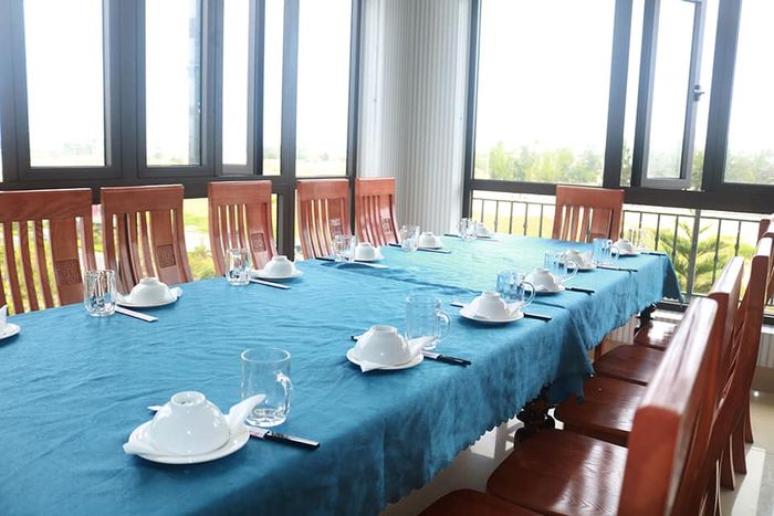 Cuối tuần tại nhà hàng Hoàng Gia Phú Yên, bạn sẽ được thưởng thức hải sản tươi ngon và ẩm thực đa dạng từ cả ba miền của Việt Nam.