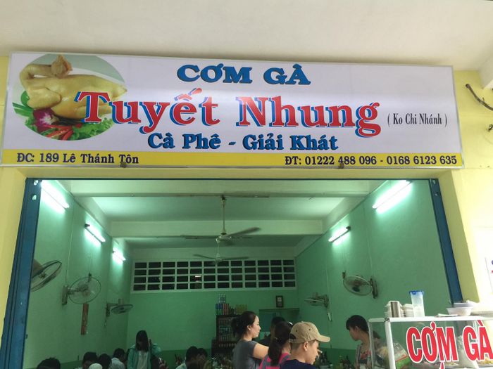 Khi đến Phú Yên, đừng quên thưởng thức món Cơm gà Tuyết Nhung thơm ngon không thể cưỡng lại nhé!