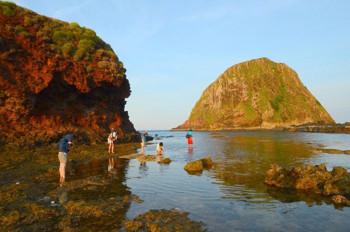 Vẻ đẹp yên bình của Hòn Yến Phú Yên làm cho nhiều người mê mẩn.