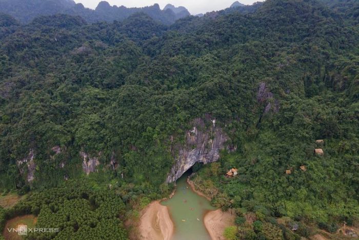 Trải nghiệm chèo kayak khám phá động Phong Nha vào ban đêm sẽ đem lại nhiều hấp dẫn.