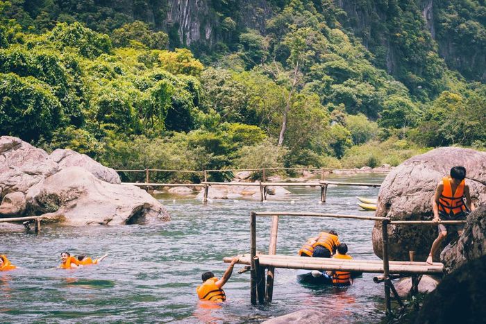 Đánh giá về giá vé của 4 địa điểm trong Vườn Quốc Gia Phong Nha Kẻ Bàng.