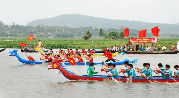 Lễ hội Đầm Ô Loan sôi động với cảnh đua thuyền sống động 5