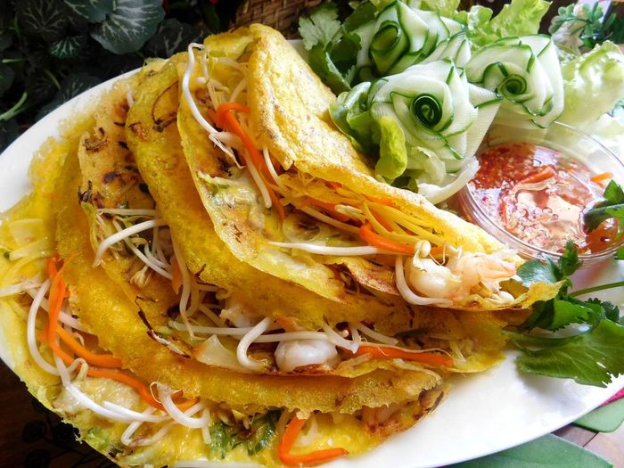 Món bánh xèo ăn trong tô độc đáo ở Phan Thiết 5