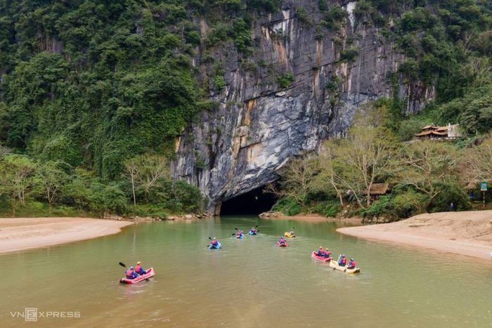 Khám phá động Phong Nha bằng kayak vào ban đêm sẽ mang lại cho bạn những trải nghiệm thú vị và hấp dẫn.