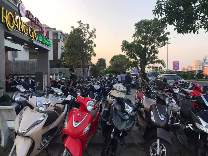 Cuối tuần, hãy ghé thăm nhà hàng Hoàng Gia Phú Yên, nơi bạn sẽ được thưởng thức hải sản tươi ngon và ẩm thực đa dạng từ ba miền đất nước.