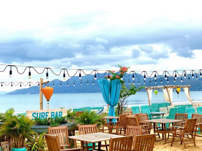 Quy Nhơn Surf Bar mang đến khung cảnh biển hút mắt, mời gọi ngắm hoàng hôn tuyệt vời