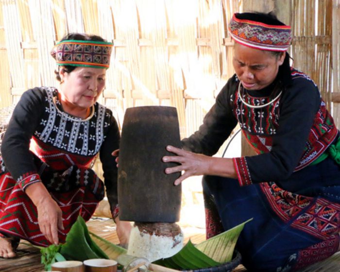 Lễ hội Tết cơm mới Sapa là dịp để con cháu dâng lên ông bà, tổ tiên 'gạo mới' nhằm thể hiện sự tôn kính, hiếu thuận và lòng biết ơn. Đây là dịp mừng vụ thu hoạch lúa, dâng lên các vị thần thần cùng tổ tiên thành quả lao động vừa được gặt hái tốt đẹp nhất. Đồng thời, qua lễ hội, người ta cầu mong mưa thuận gió hòa, mong một mùa vụ mùa và những điều tốt đẹp khác đến với mọi người.