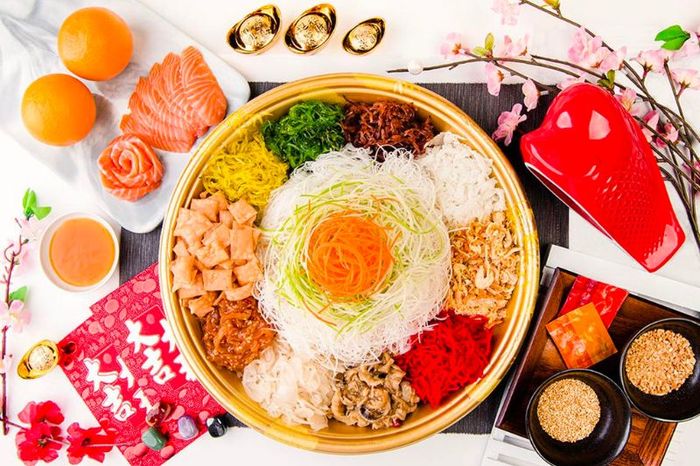 Gỏi Yusheng là một món ăn truyền thống của người dân Singapore vào dịp Tết Nguyên Đán, được làm từ các nguyên liệu biểu tượng cho sự phát triển như cá hồi, đu đủ, khoai môn… Thường được kèm theo các loại gia vị và nước sốt đặc biệt.