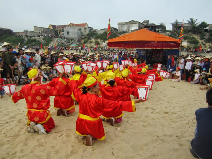 Hòa cùng không khí sôi động của Lễ hội chèo cạn, múa bông Quảng Bình, bạn sẽ trải qua những khoảnh khắc đầy ấn tượng và sôi động.