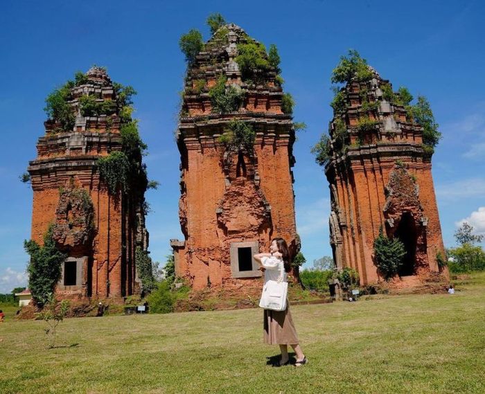 Tháp Dương Long - dấu ấn văn hóa Champa tại vùng đất võ trời văn 10