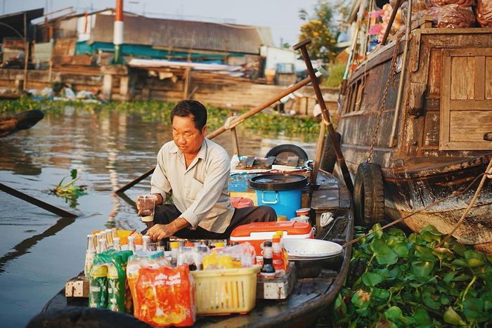 Khám phá Chợ nổi Ngã Năm và cảm nhận không khí sôi động vào buổi sáng tươi đẹp.