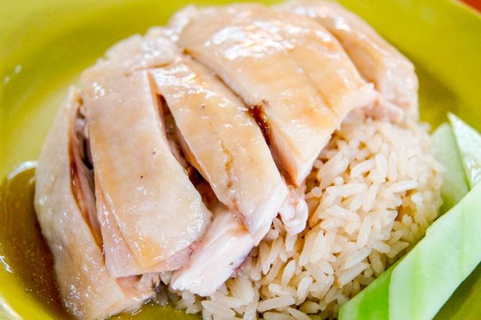 Trải nghiệm hương vị đặc biệt của cơm gà Kampong tại Singapore