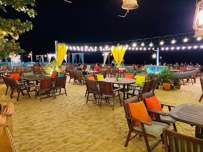 Quy Nhơn Surf Bar mang đến khung cảnh biển hút mắt, mời gọi ngắm hoàng hôn tuyệt vời