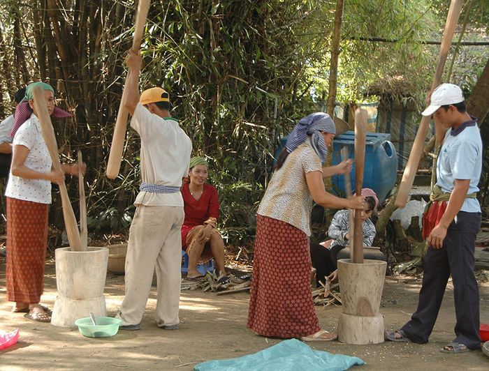 Làng nghề làm cốm dẹp Phước Quới sôi động chuẩn bị đón lễ hội truyền thống 3