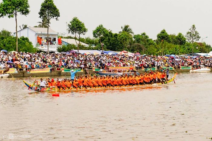 Lễ hội đua ghe nước Sóc Trăng thắt chặt tinh thần đoàn kết trong cộng đồng