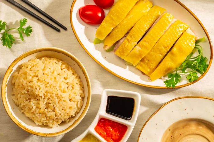 Trải nghiệm hương vị đặc sản của cơm gà Kampong tại Singapore