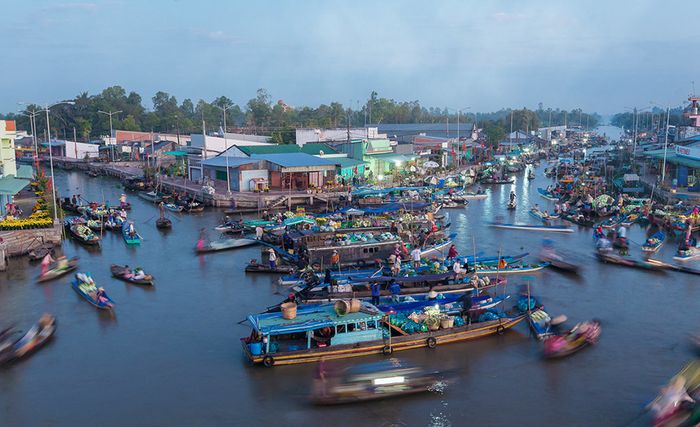 Khám phá Chợ nổi Ngã Năm và cảm nhận không khí sôi động vào buổi sáng.