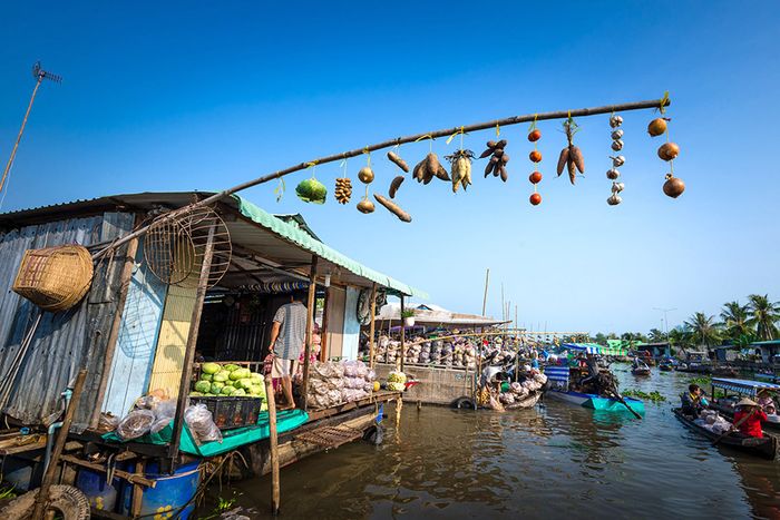 Khám phá Chợ nổi Ngã Năm và trải nghiệm không khí sôi động vào buổi sáng tươi mới.