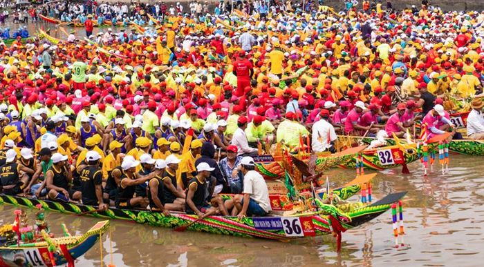 Lễ hội đua ghe ngo Sóc Trăng thắt chặt tinh thần đoàn kết trong cộng đồng