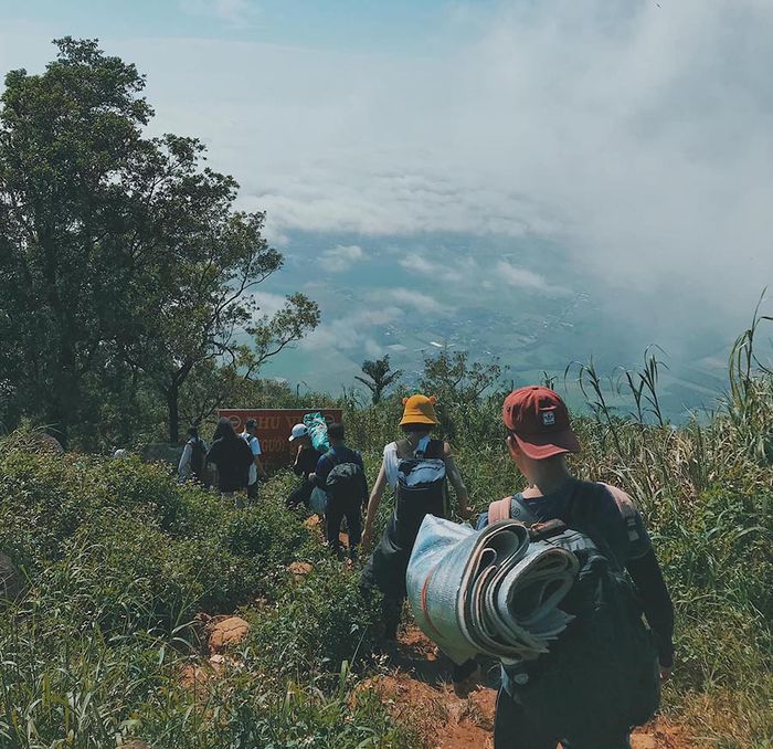 Những dụng cụ quan trọng khi trekking núi Bà Đen