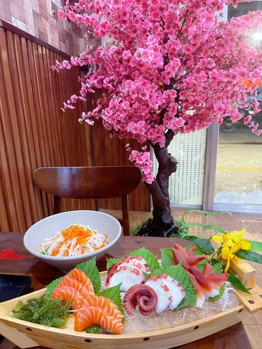 Thưởng thức đặc sản sushi tươi ngon tại nhà hàng Sushi Sister với hệ thống băng chuyền độc đáo