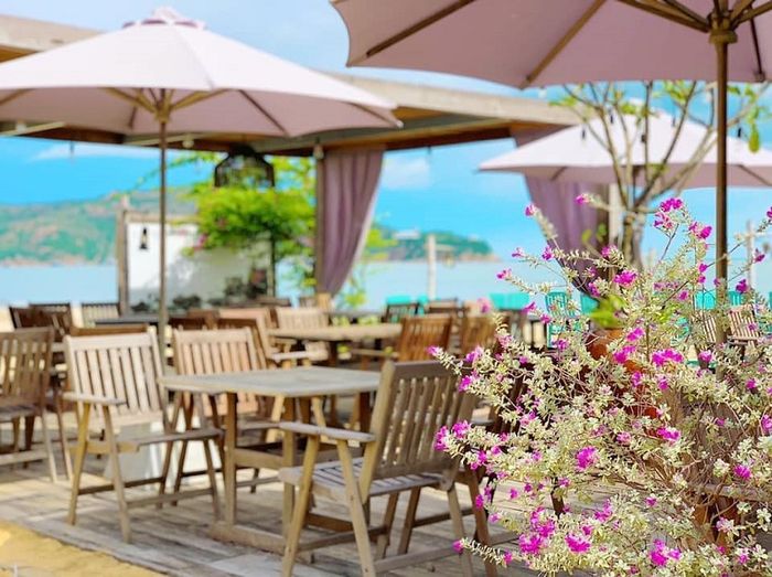 Quy Nhơn Surf Bar mang đến khung cảnh biển hút mắt, mời gọi ngắm hoàng hôn tuyệt vời