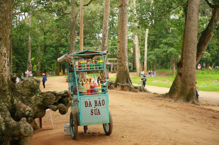 Ao Bà Om đẹp mê mẩn và đầy bí ẩn