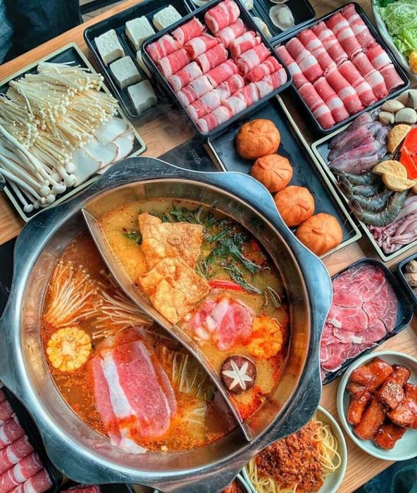 Đến Kichi Kichi Vĩnh Long để trải nghiệm hình thức buffet lẩu nổi tiếng.
