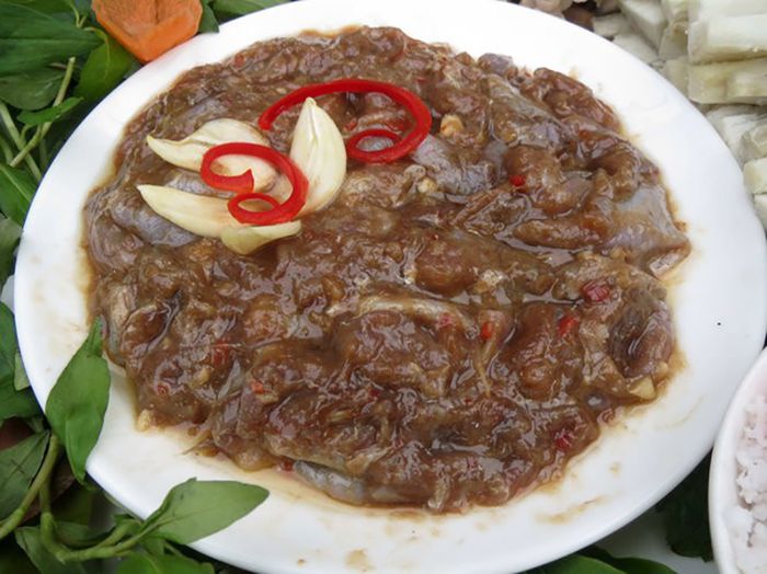 Khoai lang chấm mắm sống, một món đặc sản của miền Tây