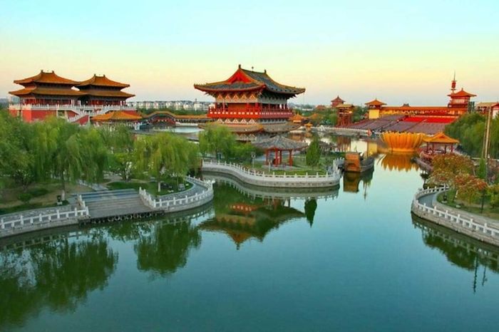 Phủ Khai Phong vẫn giữ được vẻ đẹp kiến trúc pha trộn giữa phong cách Đông và Tây độc đáo.