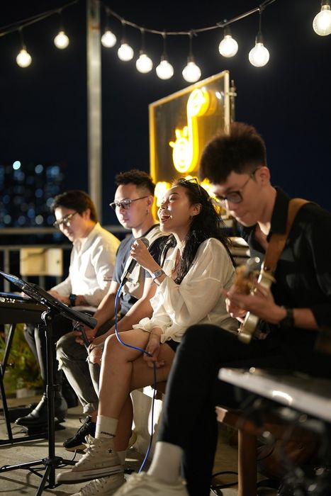 Nắng Rooftop Coffee, nơi ngắm hoàng hôn và thưởng thức âm nhạc acoustic êm dịu 13