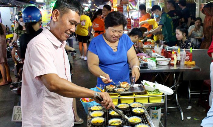 Khám phá chợ Hồ Thị Kỷ, nơi sôi động về đêm 7