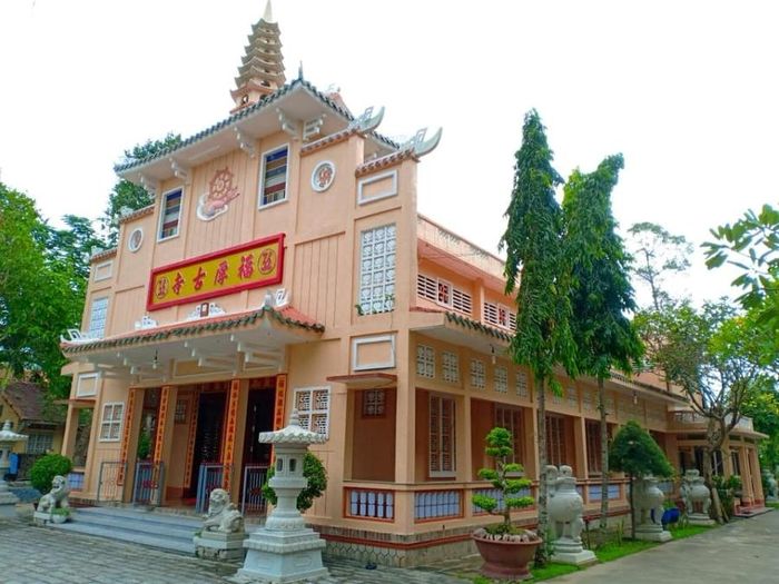 Những ngôi chùa linh thiêng ở Vĩnh Long giống như thiên đàng trên trần gian