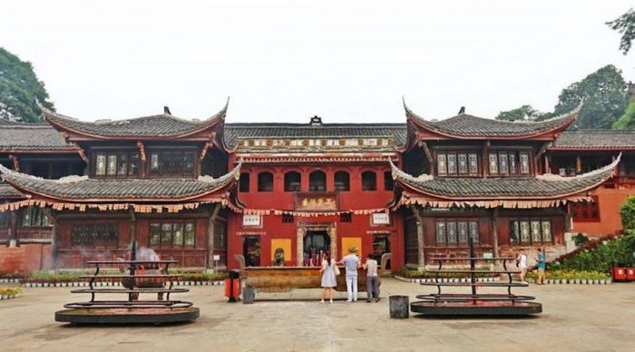Tượng Đức Phật Lạc Sơn, một kỳ quan nghệ thuật độc đáo không giống ai