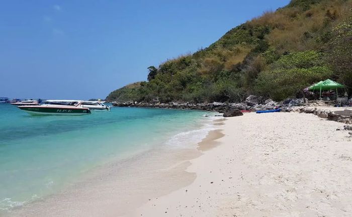 Koh Larn, hòn đảo san hô nổi tiếng, bên bờ biển xanh ngắt ở Pattaya.