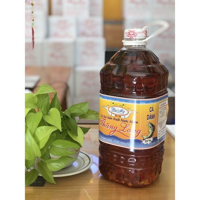 Những giọt nước mắm Vũng Tàu mang theo hơi thở của người nông dân, tỏa ra sự vất vả và tình yêu dành cho đất đai.