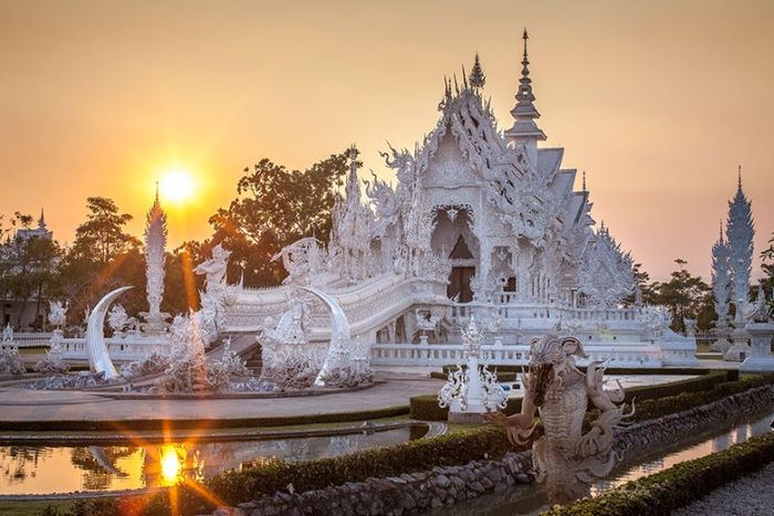 Wat Rong Khun - Biểu tượng chùa trắng độc đáo giữa vùng đất Thái 2