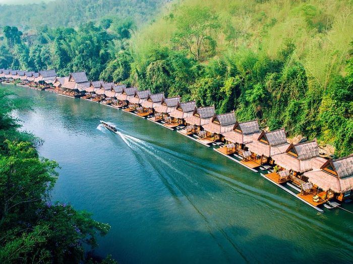 Kanchanaburi vẫn là một điểm đến thơ mộng, nằm bên dòng sông Kwai