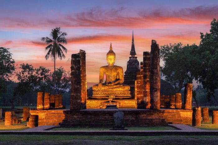 Theo dòng lịch sử, Wat Mahathat ở Ayutthaya được khám phá từ thế kỷ 7.