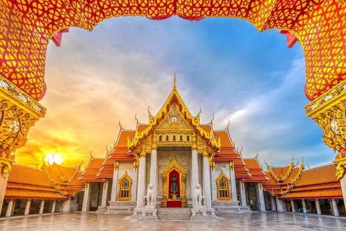 Wat Benchamabophit, ngôi chùa được dát từ đá cẩm thạch Ý, tỏa sáng tại Bangkok