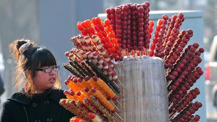 Kẹo hồ lô - một món ăn quen thuộc trong các bộ phim kiếm hiệp của Trung Quốc.