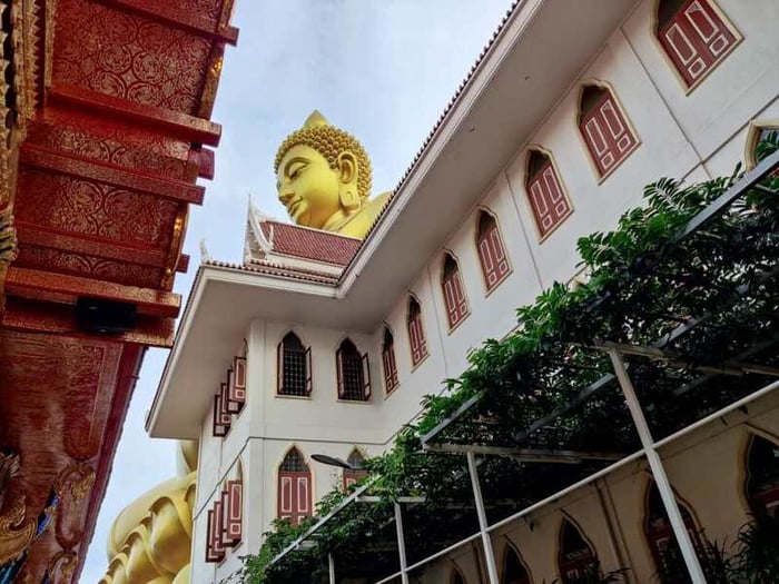 Wat Paknam Bhasicharoen vững vàng hiên ngang giữa trung tâm của Bangkok, Thái Lan.