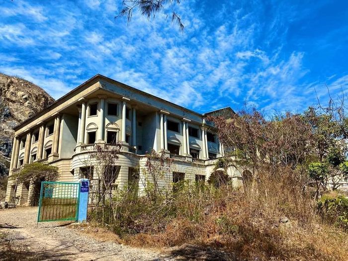 Biệt thự hoang tại Vũng Tàu - Sự ma mị và đẹp đẽ được ẩn trong nét kiến trúc Pháp cổ xưa 2