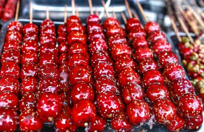 Kẹo hồ lô - một món ăn quen thuộc trong các bộ phim kiếm hiệp của Trung Quốc.