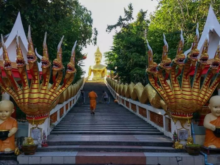 Wat Phra Yai, ngôi chùa Phật Lớn trang nghiêm trên ngọn đồi ở Thái Lan 4