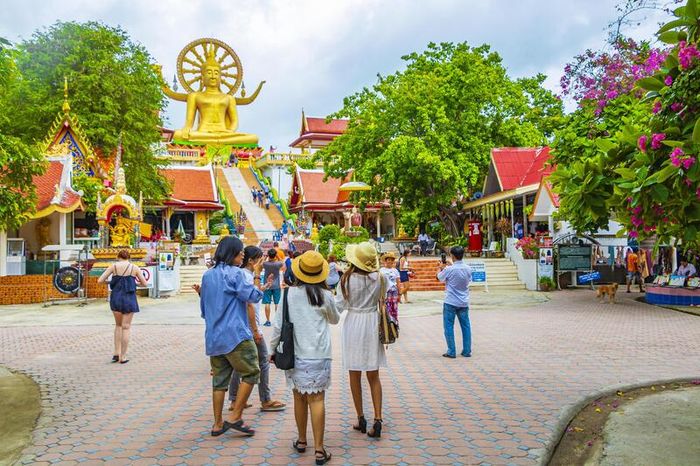 Wat Phra Yai, ngôi chùa Phật Lớn trang nghiêm trên ngọn đồi ở Thái Lan 8