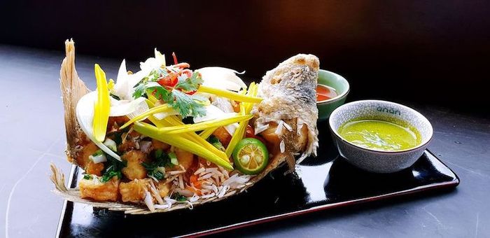 Anan Saigon, một nhà hàng nổi tiếng đã đạt được sao Michelin, nằm ngay giữa lòng khu chợ truyền thống.