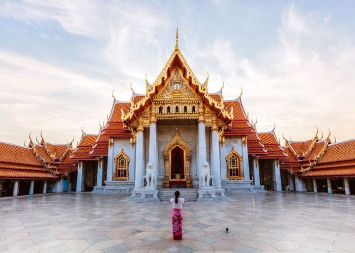 Wat Benchamabophit, ngôi chùa được dát từ đá cẩm thạch Ý, lộng lẫy tại Bangkok